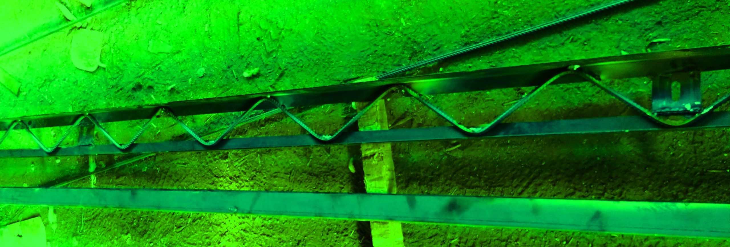 وال پست کرمیت پارس به صورت خرپایی ساخته از نبشی و میلگرد